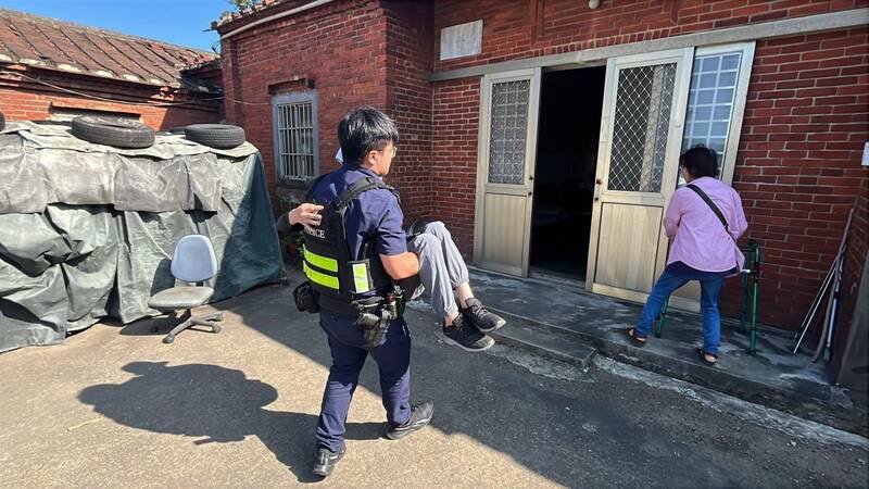在确认老翁意识清楚、且表达无需就医后，2名员警随即透过警用系统查证身分，并决定以巡逻车护送他返家。（警方提供）