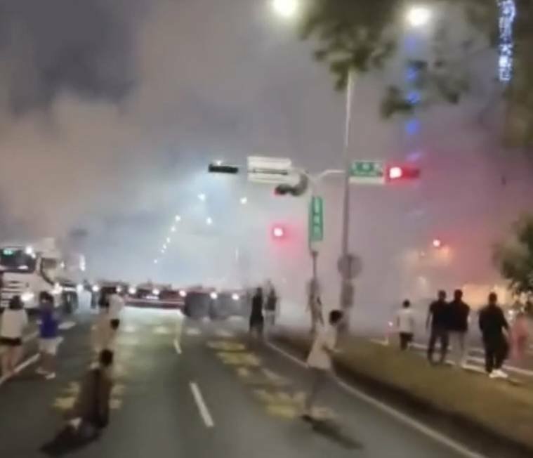 宫庙设平安宴，在拖板车上施放烟火，吸引众多民众围观。（民众提供）