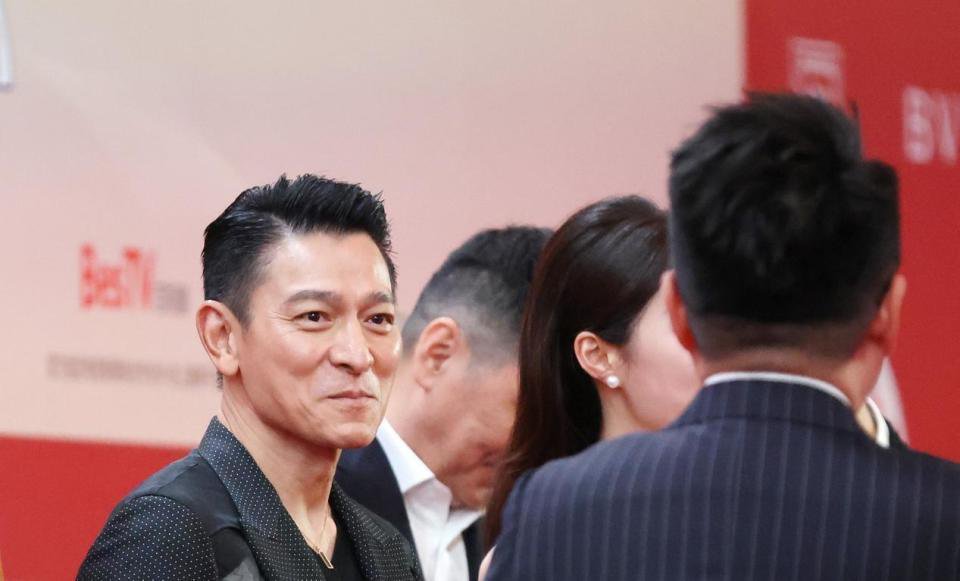 刘嘉玲曝刘德华收工回酒店 有人从他床底下爬出来 在里面躲了一天