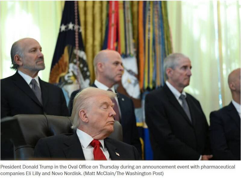 川普在白宫6日记者会上被拍到打瞌睡。（撷取自华盛顿邮报）