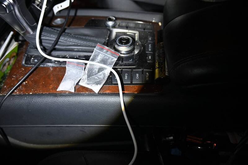 员警在该休旅车内查获毒品安非他命1包（毛重0.51公克）、K他命1包（毛重2.25公克）及玻璃球吸食器1组。（记者彭健礼翻摄）