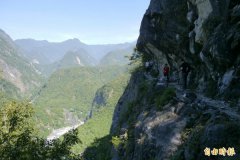 锥麓古道再传山友坠崖   消防救援中