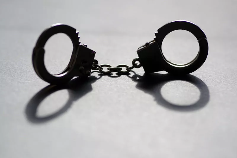 25岁男子欲出售父亲房产整容当网红,被说教后20多刀弑父