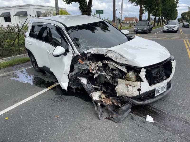 宜兰县三星乡三星路三段发生白色休旅车自撞路树，造成车头全毁，5人受伤送医。（图由警方提供）