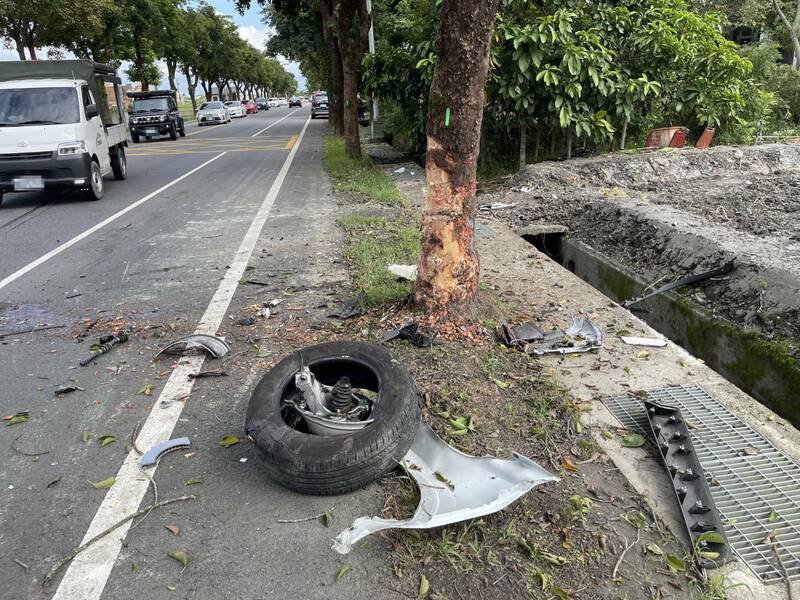 由于撞击力道猛烈，休旅车车轮脱落，挨撞路树树干被撞出凹痕。（图由警方提供）