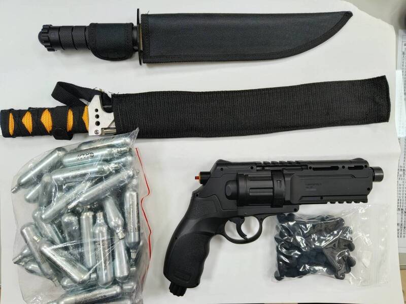 专案小组逮捕杜嫌等10人，并查扣手机、笔电、镇暴枪、武士刀等证物。（警方提供）