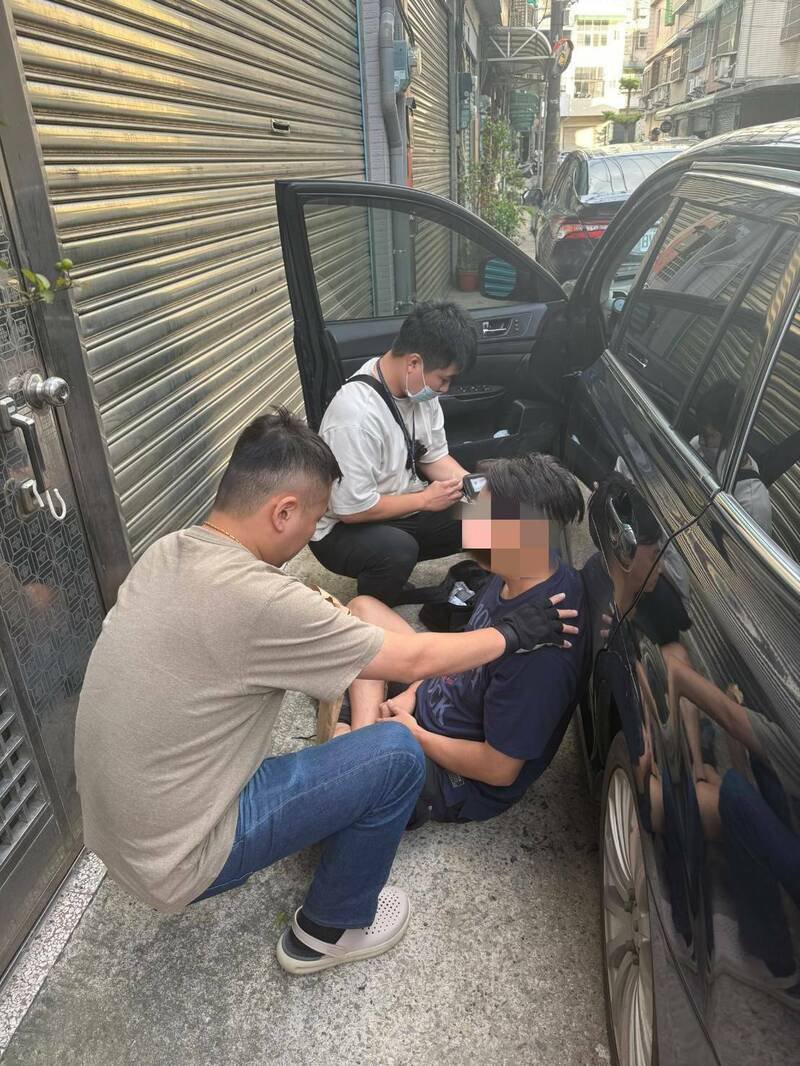 42岁胡姓男子（右）于案件负责后勤支援、负责补给品、收帐及接送外籍小姐。（警方提供）