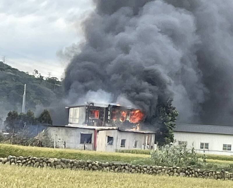 苗栗县铜锣乡樟树村一处农地间一栋2层铁皮屋，今（10）日近午发生火警，熊熊火舌从屋内窜出，浓浓黑烟直冲天际。（翻摄脸书我是三义人）