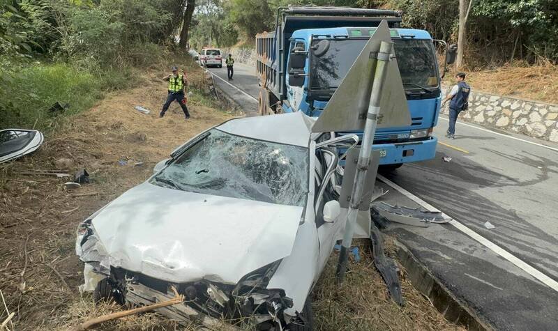 金门县金湖镇经武路车祸，1辆白色轿车，疑因失控至对向车道，又被后方大货车追撞。（读者提供）