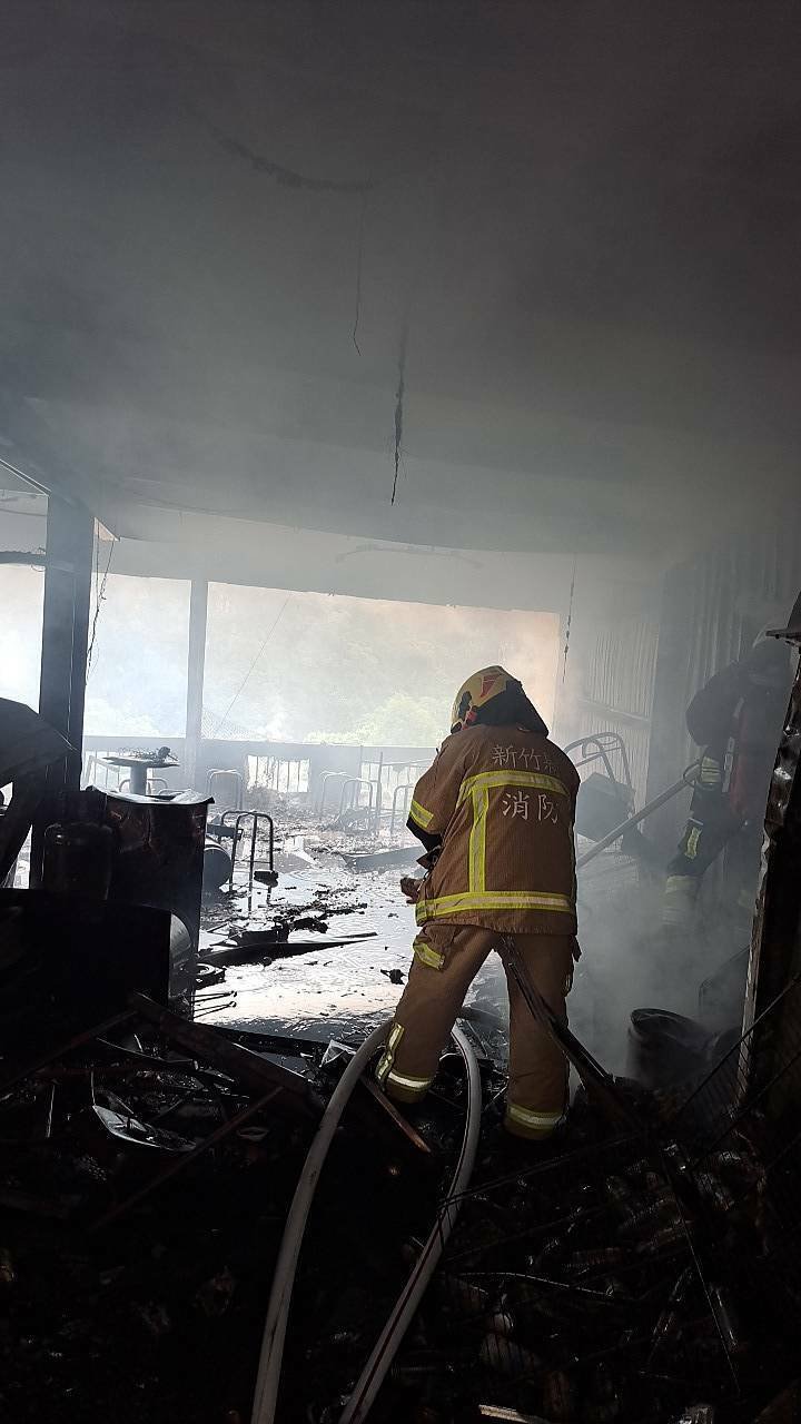 新竹县五峰乡大隘村茅圃小吃店今早发生火警，经消防人员全力抢救已扑灭，起火原因尚待调查、厘清。（新竹县消防局提供）