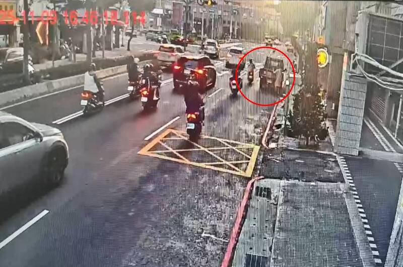 余姓骑士行经新北市永和区时，遭到正在收拾广告招牌的货车司机划伤。（记者陆运锋翻摄）