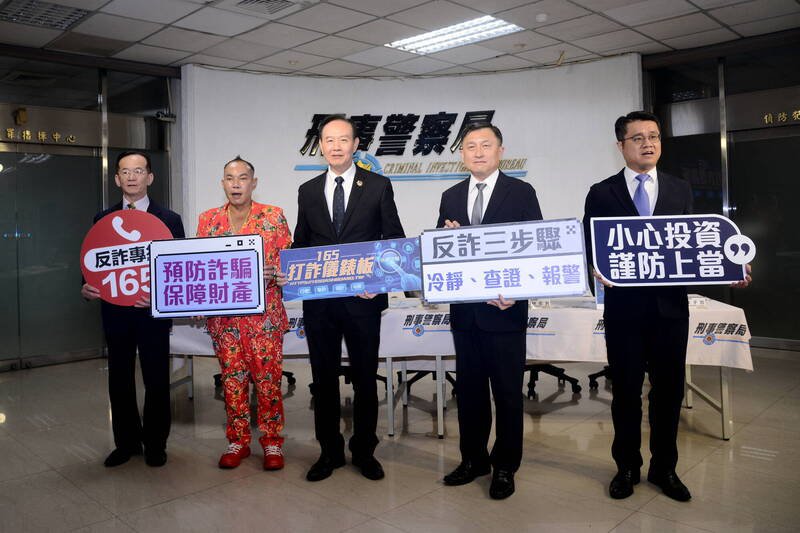 刑事局长周幼伟（中）邀请「吊车大王」胡汉䶮现身反诈。（记者姚岳宏翻摄）