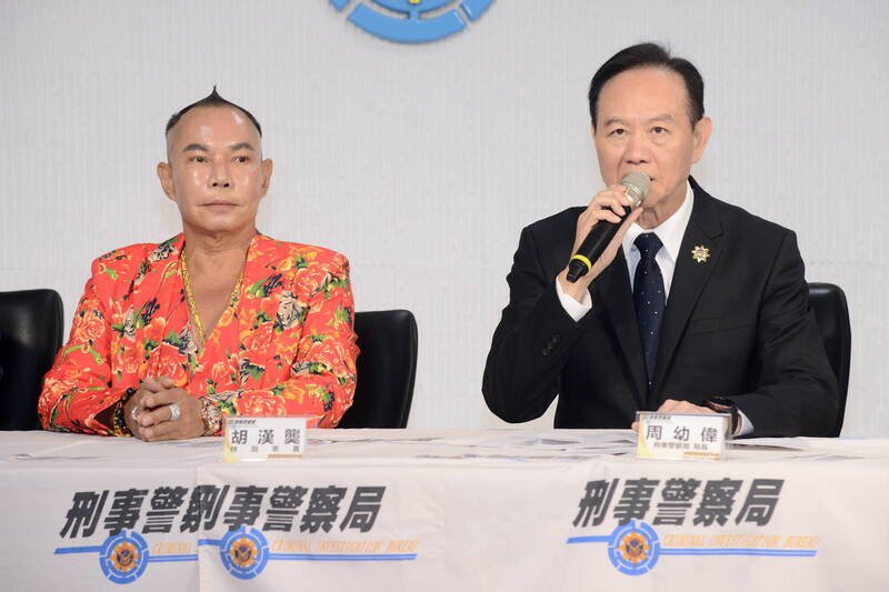 刑事局长周幼伟邀请「吊车大王」胡汉䶮现身反诈。（记者姚岳宏翻摄）