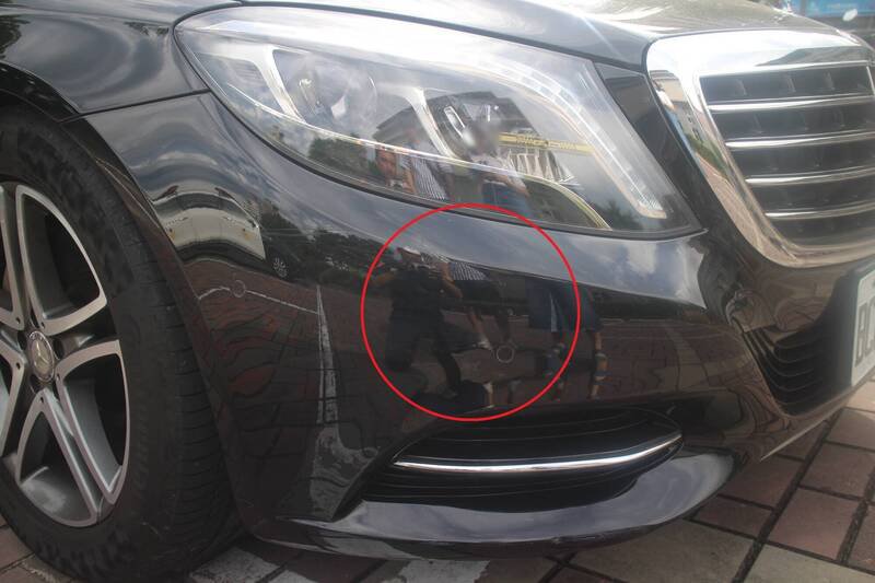 台中赖姓男子开宾士车撞上电动辅助车，并撞凹自小客后保险杆却肇逃，右前车头留下明显撞击擦痕。（记者陈建志翻摄）