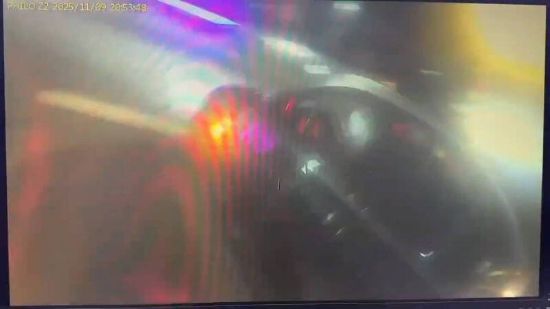 张男见警车追上来，赶紧驾车逃逸。（记者吴升儒翻摄）