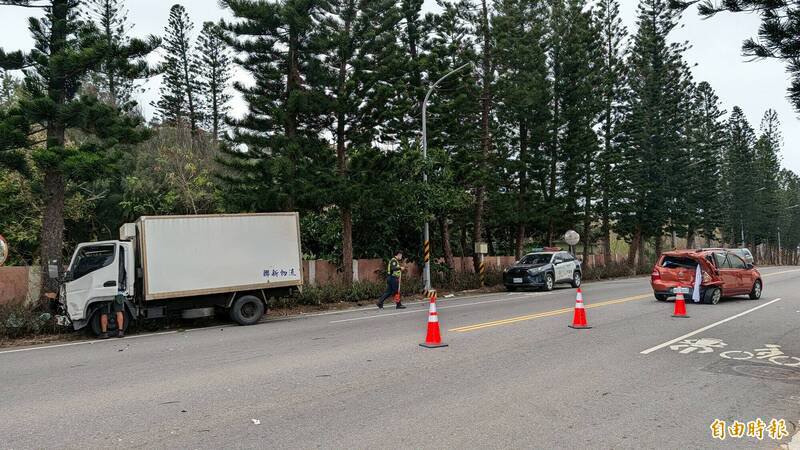 由于车祸意外，志清国中前澎湖县道一度影响交通。（记者刘禹庆摄）