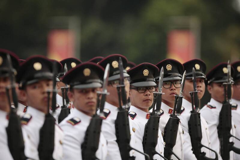 新加坡武装部队一名前上尉军官涉嫌以投资、支付母亲医疗费用为由，诈骗16人超过14万元新币，10日被控18项诈欺罪。图为星国部队。（欧新社）