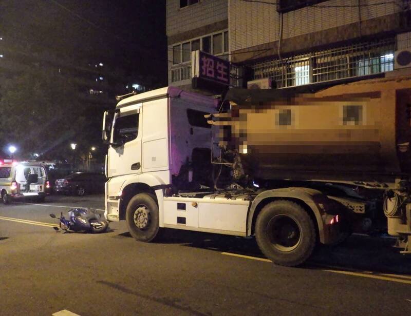 汪男驾驶砂石车违规行驶大雅区中山北路，与骑机车的刘姓老翁擦撞，造成老翁送医不治。（民众提供）