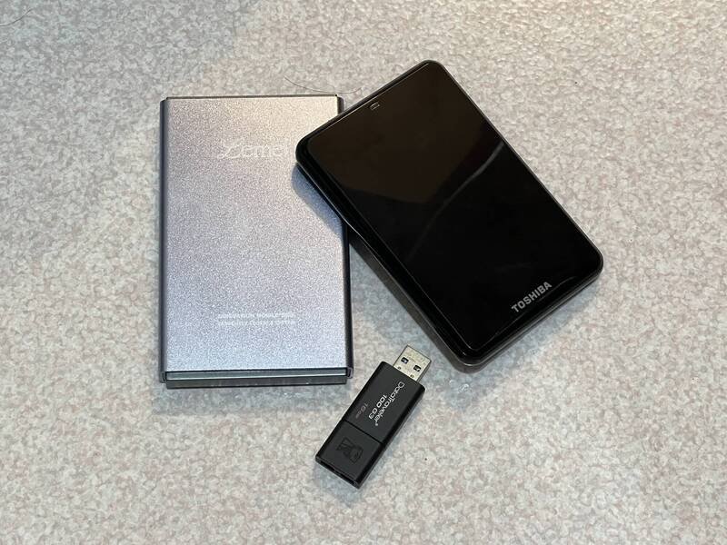 S姓人妻涉从陈姓丈夫的外接硬碟内找到丈夫与李姓小三的亲密合照，当作证据状告小三破坏婚姻。S女却反遭丈夫控告非法偷取得电脑档案罪。（外接硬碟示意图，记者王俊忠摄）