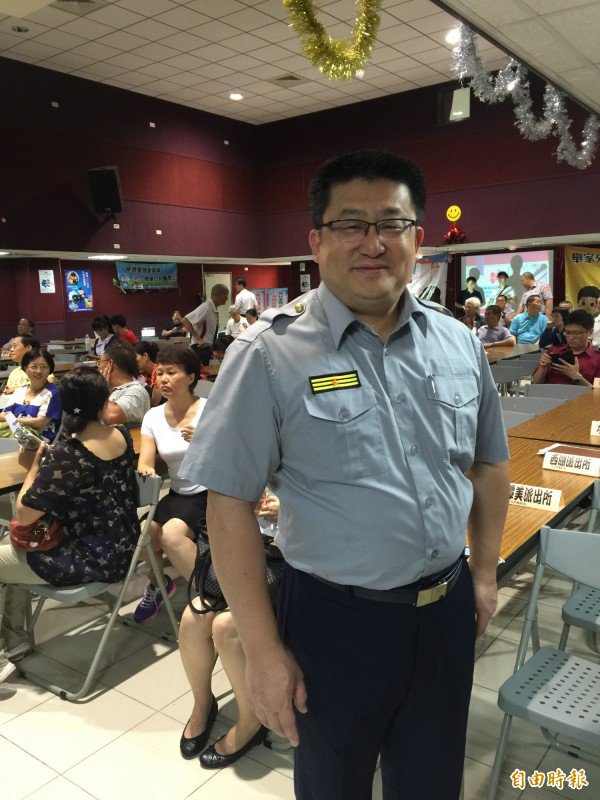 为提醒民众防诈骗、防抢、防窃观念，北市警内湖分局今天特地举办保护青少年预防犯罪宣导，并借此座谈会让各界了解毒品对社会治安、身体健康的危害。图为内湖警分局长周焕兴。（记者陈恩惠摄）