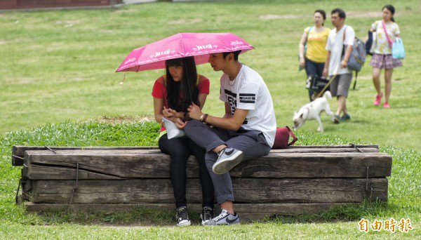 天气越来越热，提醒民众随时补充水分，避免中暑。（资料照，记者刘信德摄）