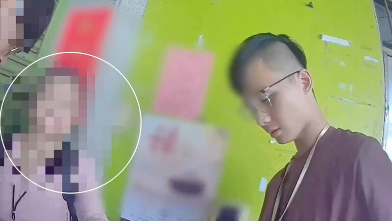 警方趁被害人进行面交时埋伏，逮捕取款的徐姓女车手。（记者陆运锋翻摄）