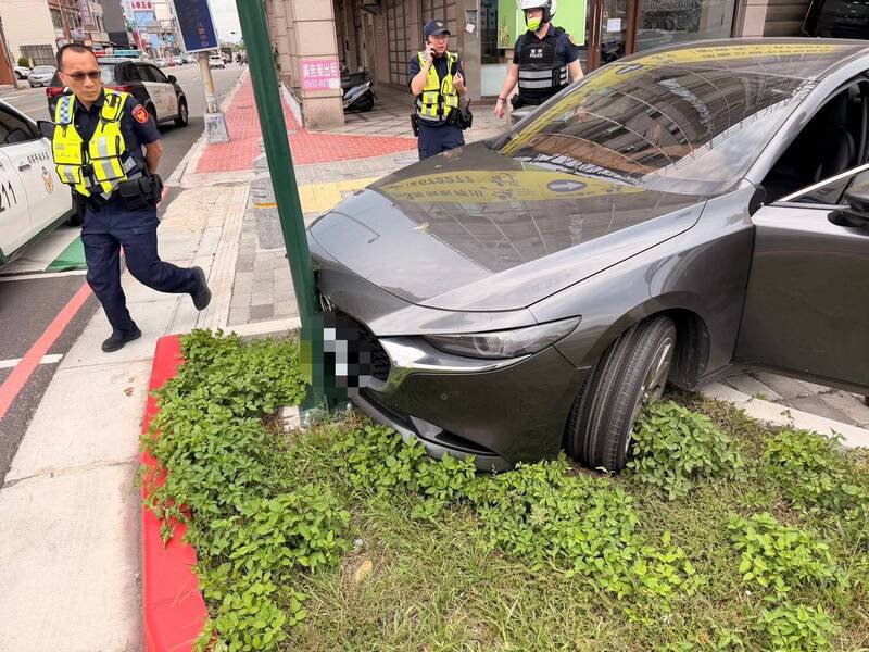 洪女驾车撞上人行道上交通号志，还频频猛踩油门。（图由警方提供）