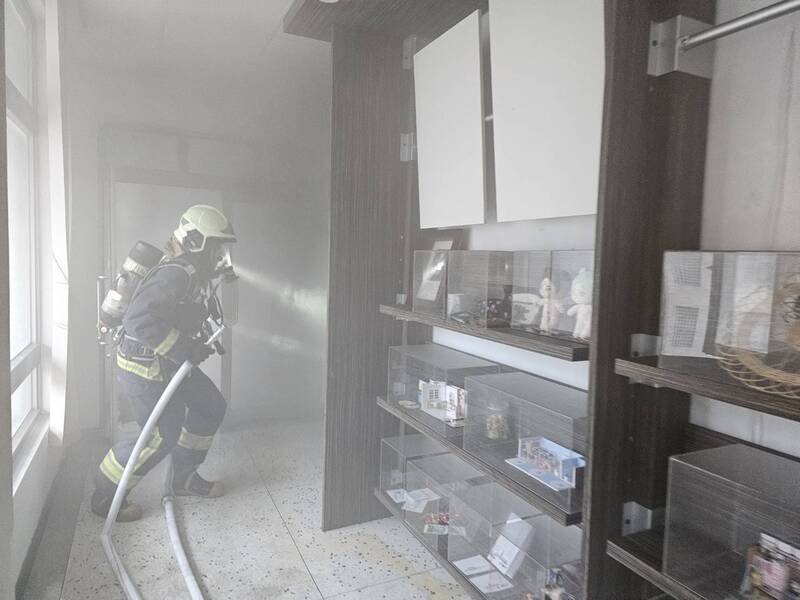 佛光大学云起楼传火警，消防人员入内寻找起火点灭火。（民众提供）