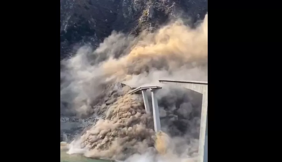 四川红旗桥垮塌:视频曝光 官方:山泥倾泻造成