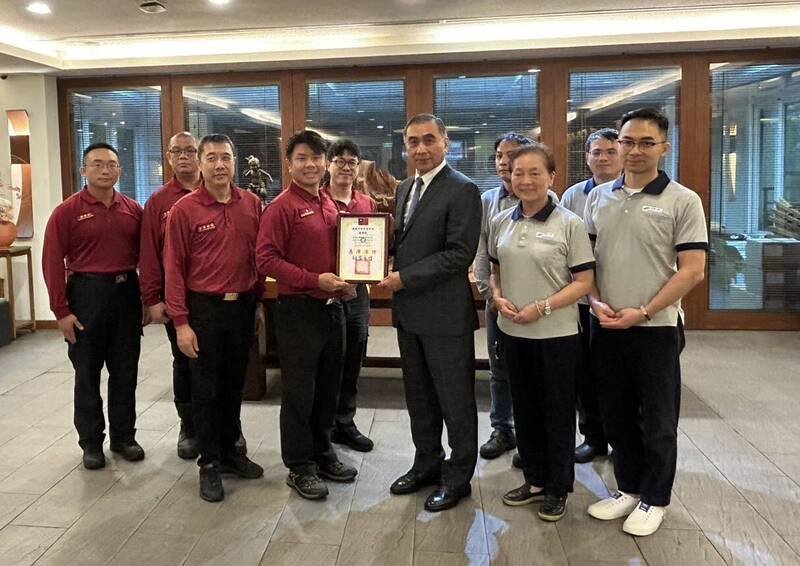 桃园区翊圣企业董事长林仲箎及经理蔡金秀夫妻，共同发起捐赠大林分队多项抢救与救护器材，以实际行动力挺消防人员执勤安全。（大林分队提供）