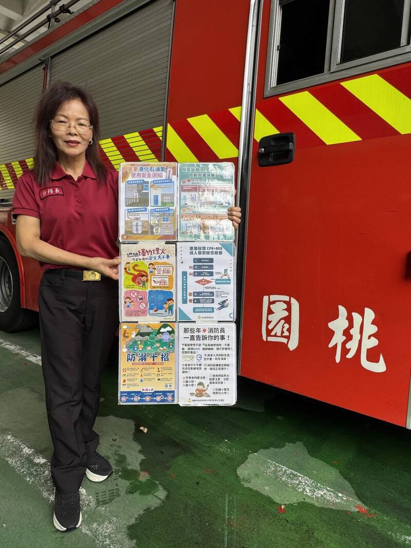 桃园市义勇消防总队防火宣导大队中坜分队长许美慧扎根防火教育26年，获凤凰奖防火宣导志工楷模肯定。（记者李容萍摄）