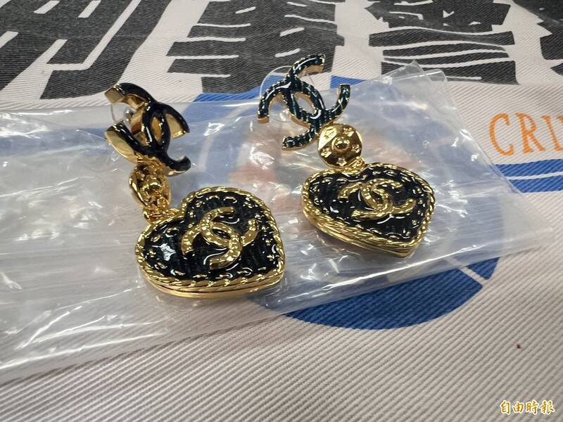 警方搜出大批中国仿冒名牌精品。（记者姚岳宏摄）