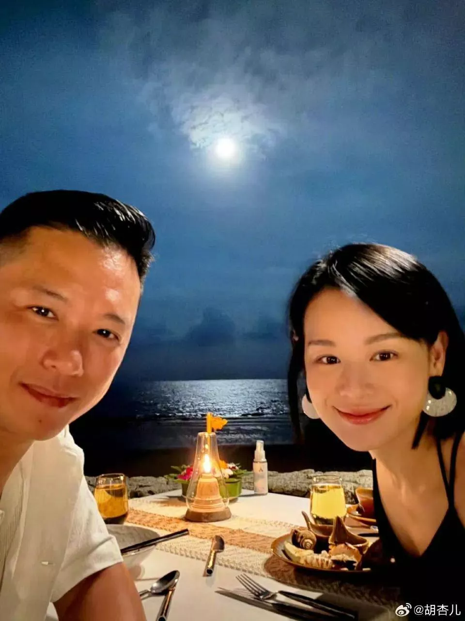 46岁胡杏儿和老公度假庆生，网友猜测怀"四胎"拼女儿