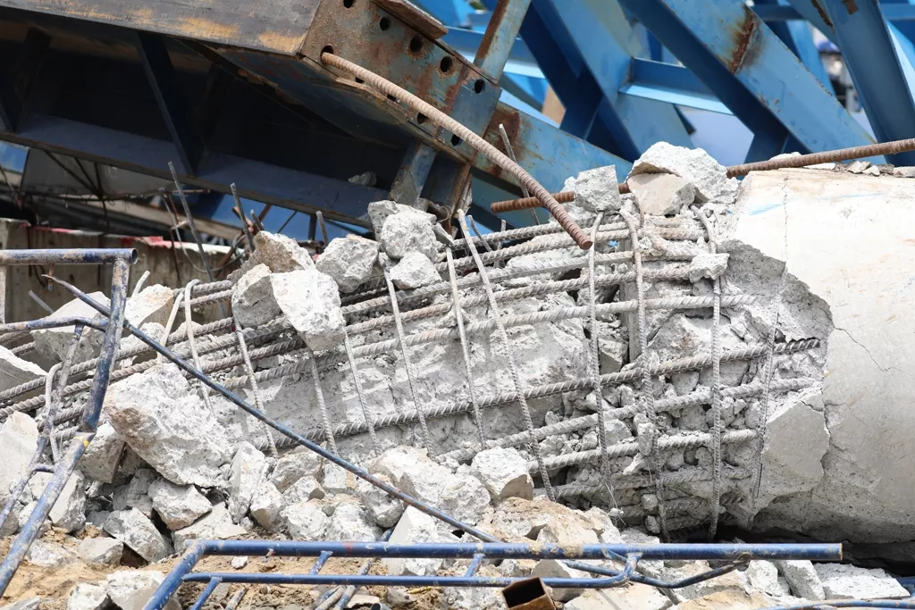 惊人画面！四川“红旗桥”轰然崩垮 合龙1月才竣工