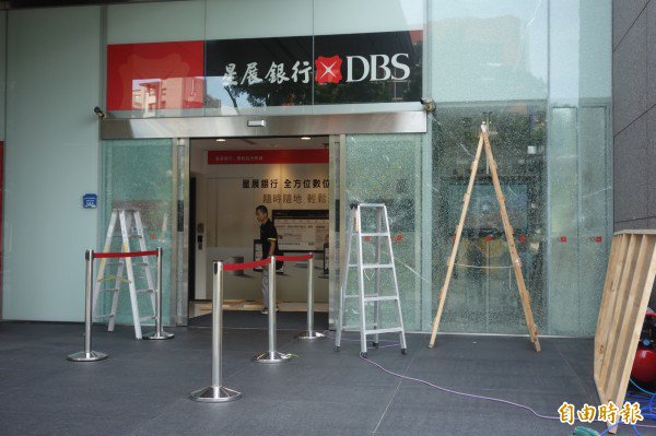 位于台北市士林区中鼎大楼的星展银行，共12片防爆玻璃遭林男砸毁。（记者姜翔摄）