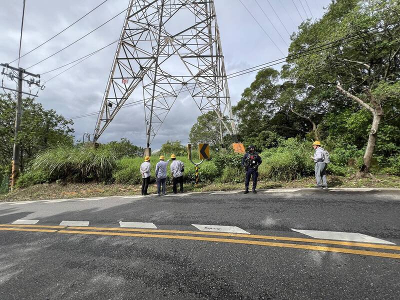 男子被发现吊挂在虎头山环保公园附近电塔，已明显死亡。（记者郑淑婷翻摄）