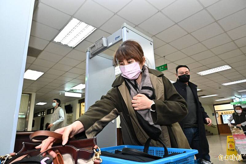 「白狼」张安乐儿媳王姝茵（前）之前被依商业会计法判10月、缓刑4年确定，涉银行法部分，今高院更一审判1年7月徒刑；画面右侧戴黑口罩者为张安乐之子张玮，目前已因潜逃通缉。（资料照，记者涂建荣摄）