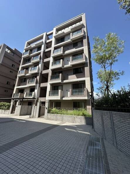 法务部行政执行署宜兰分署昨天在基隆举办双十一「五打七安」拍卖会，询问度相当高的「田园调布」住宅，以台币1363万3300元拍定。（记者林嘉东翻摄）