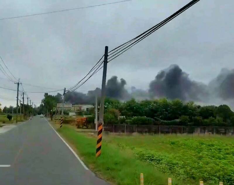 新营区1处中古车材料行今日上午传火警，因现场多易燃物，且邻近新营农会仓库，消防局出动13车25人赶往，约半个小时控制火势，幸无人伤亡。（民众提供）