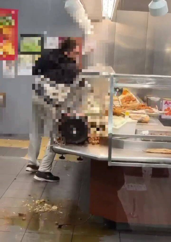 台中杨姓男子，昨天深夜到东区一家清粥小菜店，跟店员表示肚子饿要吃免钱饭遭拒，竟抓狂砸店伤人。（民众提供）