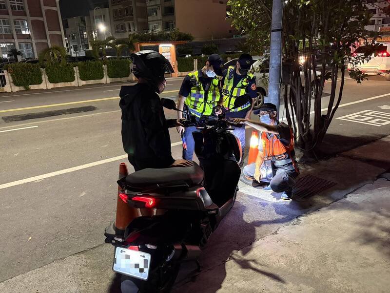 凤凰台风来袭，台南今停班停课，麻豆警方昨晚执行联合稽查，路检取缔非法改装排气管、制造噪音等违规车辆，总计举发25件。（警方提供）