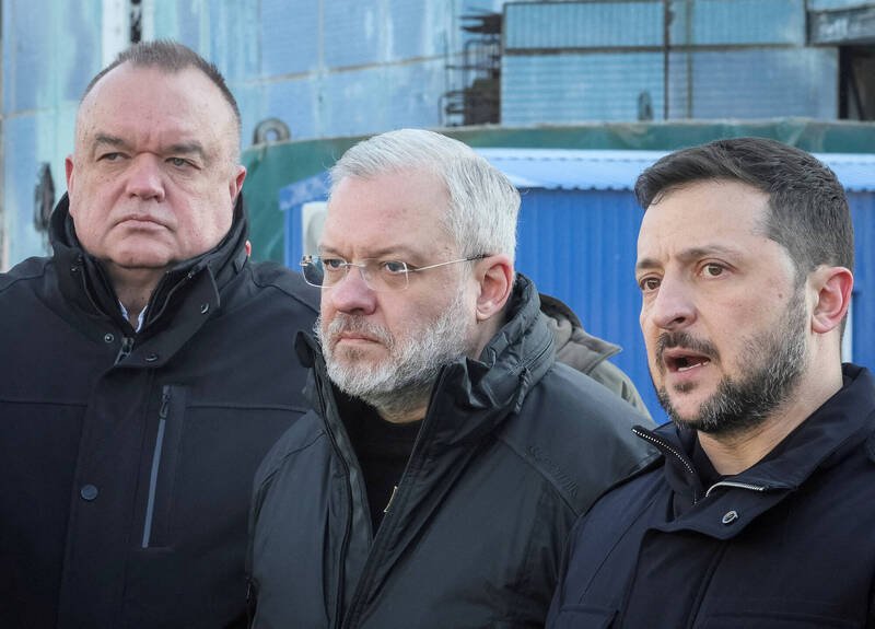 因涉入能源贪腐案遭停职的乌克兰司法部长加卢申科（中）。该案指控多发生于其能源部长任内。图为他今年2月以能源部长身分，陪同总统泽伦斯基（右）视察赫梅利尼茨基核电厂。（路透档案照）