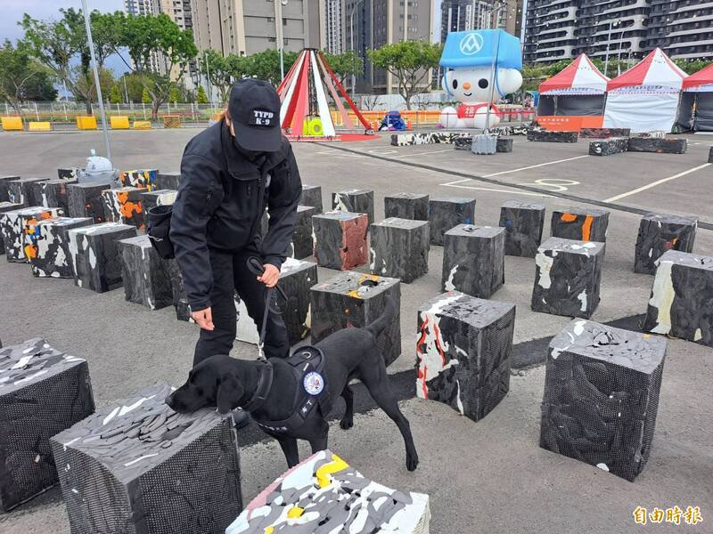 警察局警犬队成立近1年，仍暂居大溪分局三层派出所，民代为警犬请命，要求赶快兴建犬舍。（记者谢武雄摄）