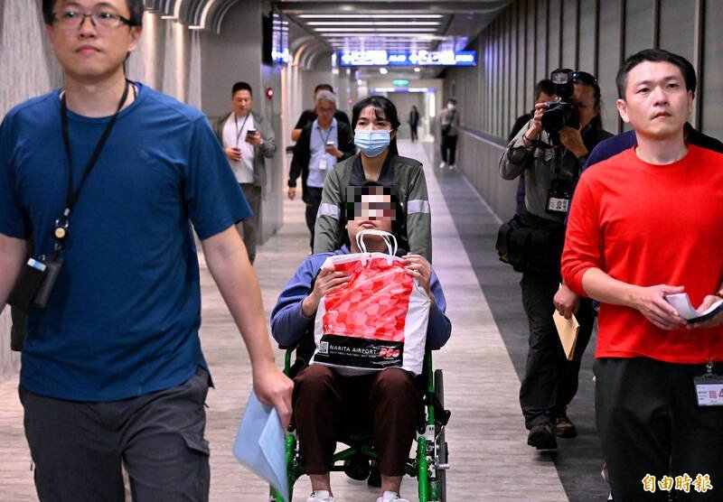 陈男（坐轮椅者）入境桃园机场被警方拦下，要求协助厘清。（记者朱沛雄摄）