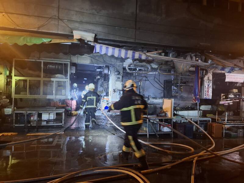 澎湖县政府消防局布设多条水线，进入火场救援。（记者刘禹庆摄）