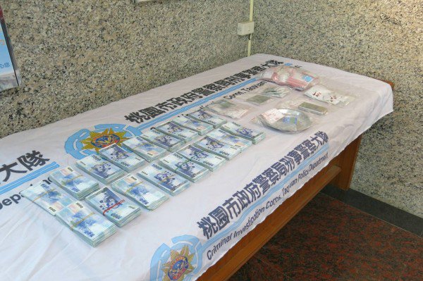 警方破获以沈男为首的贩毒集团，查扣K他命、咖啡包、现金等证物，李姓成员才刺完「天官赐福」就被逮。（记者郑淑婷翻摄）