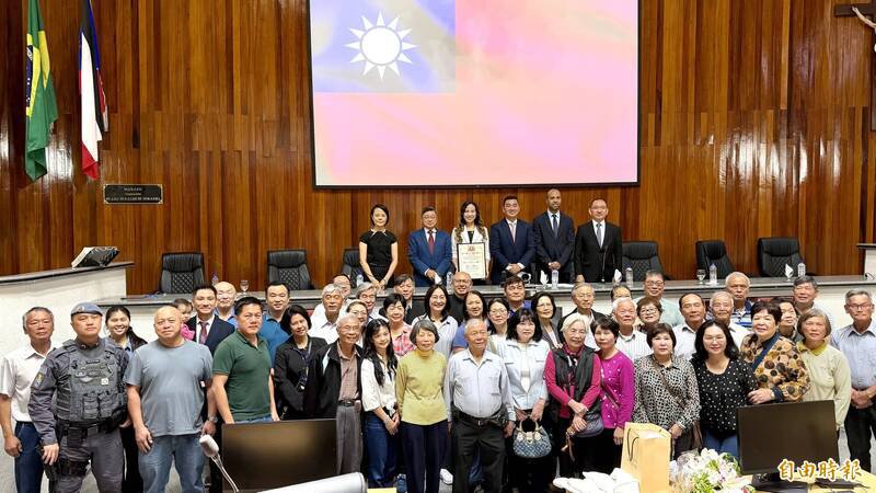 驻圣保罗台北经文处处长朱怡静（上左三）代表台侨接受慕义市议会颁发「台湾移民贡献奖」，由市议员小村（左二）、太田（右三）、英克鲁萨（右二）、经文处徐泽玗组长（左一）、侨教中心尤正才主任及本地侨胞见证。（记者谢如欣摄）