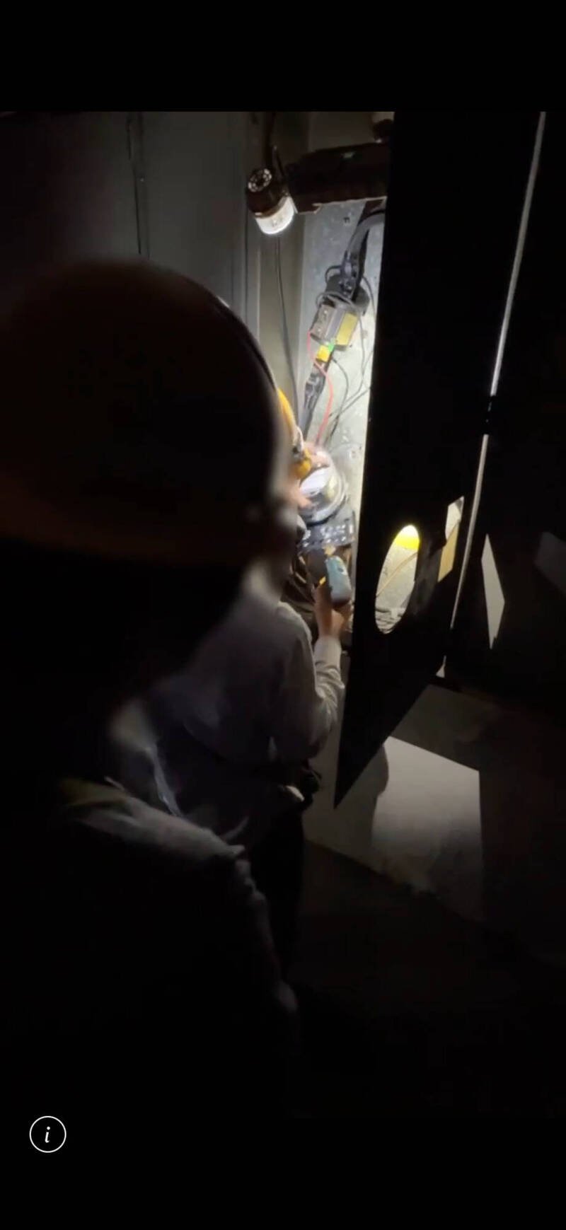 警方会同相关单位进行断水电。（记者邱俊福翻摄）