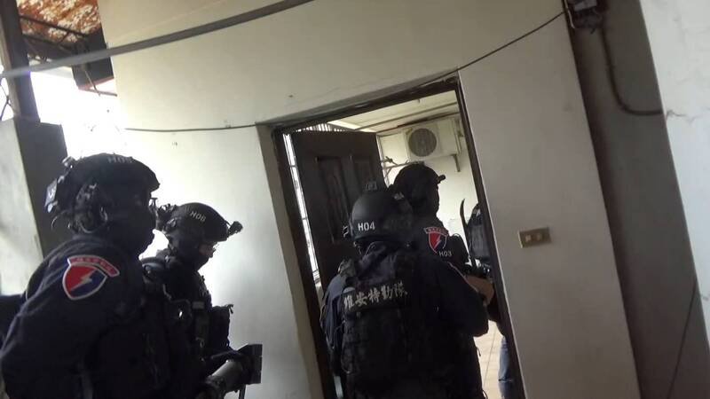 警方攻坚逮捕两名诈团机手。（警方提供）