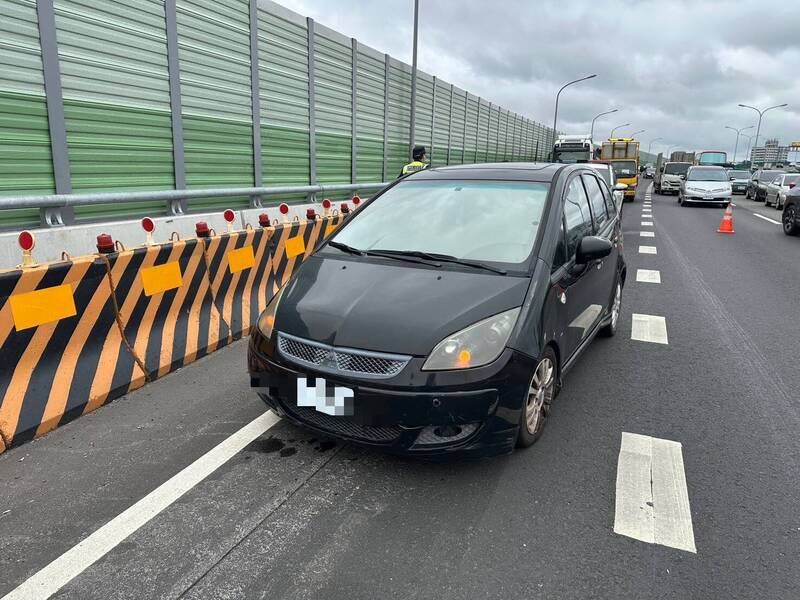 被另一轮砸中的轿车。（民众提供）